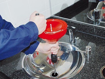 Ручное устройство для чистки труб Роспи, применение