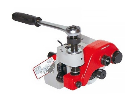 Устройство для накатки желобков на трубах Устройство для накатки желобков на трубах